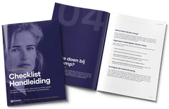 Het PrepPack-boekje Checklist & Handleiding: de omslag naast de opengeslagen handleiding.